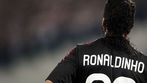 La elección del 80 de Ronaldinho ocurrió porque cuando llegó al Milán, el 10 que él quería ya lo tenía Clarence Seedorf.