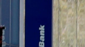 Un carro patrulla de la policía cruza por el área de Union Square, en Nueva York, la ciudad todavía se considera el epicentro en el país del brote de coronavirus