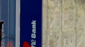 Un carro patrulla de la policía cruza por el área de Union Square, en Nueva York, la ciudad todavía se considera el epicentro en el país del brote de coronavirus