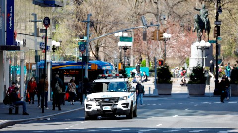 Un carro patrulla de la policía cruza por el área de Union Square, en Nueva York, la ciudad todavía se considera el epicentro en el país del brote de coronavirus