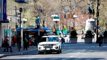 Un carro patrulla de la policía cruza por el área de Union Square, en Nueva York, la ciudad todavía se considera el epicentro en el país del brote de coronavirus