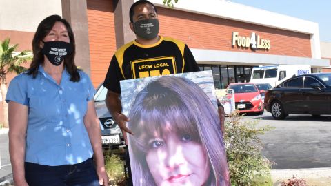 Trabajadores de supermercado llevan la foto de Angela.