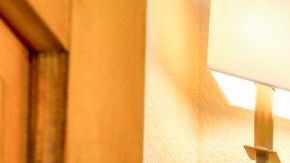 Iluminación, accesorios y pintura pueden cambiar la apariencia de tu baño.