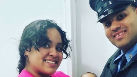 El bombero Jerel La Santa, junto a su esposa y Lindsey y la bebé de ambos, Jay-Natalie.