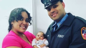 El bombero Jerel La Santa, junto a su esposa y Lindsey y la bebé de ambos, Jay-Natalie.