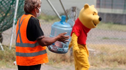 Empleados de un circo piden ayuda en las calles de Tegucigalpa.