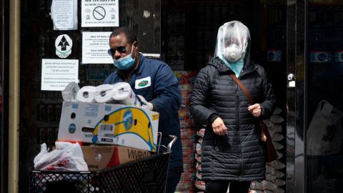 Usar un tapabocas o una mascarilla cuando se salga a la calle, ya sea a hacer ejercicios o simplemente ir al supermercado, ahora es obligatorio en Nueva York, luego que el Gobernador emitirá una orden ejecutiva que entrará en efecto este viernes.