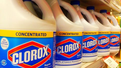 Credit: "Clorox Bleach , 9/2014 by Mike Mozart of TheToyChannel and JeepersMedia on YouTube" - "License: https://creativecommons.org/licenses/by/2.0/ - No changes were made / No se realizó ningún cambio."