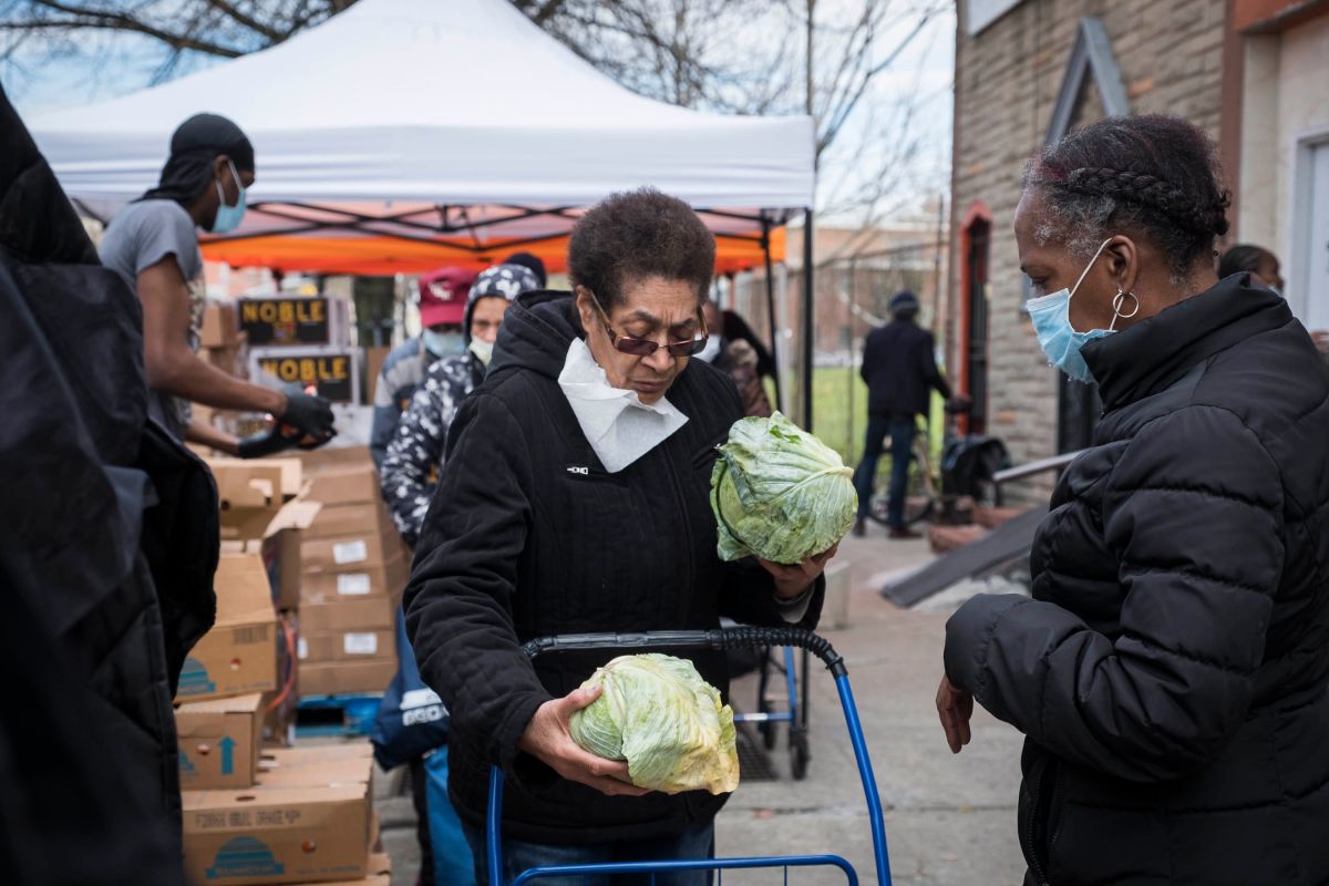 Ahora más que nunca, los neoyorquinos más pobres dependen de las despensas de alimentos y los comedores públicos.