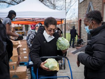 Ahora más que nunca, los neoyorquinos más pobres dependen de las despensas de alimentos y los comedores públicos.