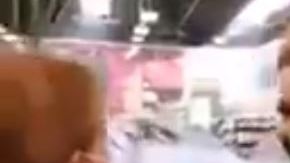 La mujer agradeció la ovación de los empleados de un supermercado.