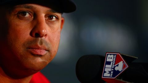 Alex Cora quedó suspendido por el resto de 2020 por el robo de señales en Houston.