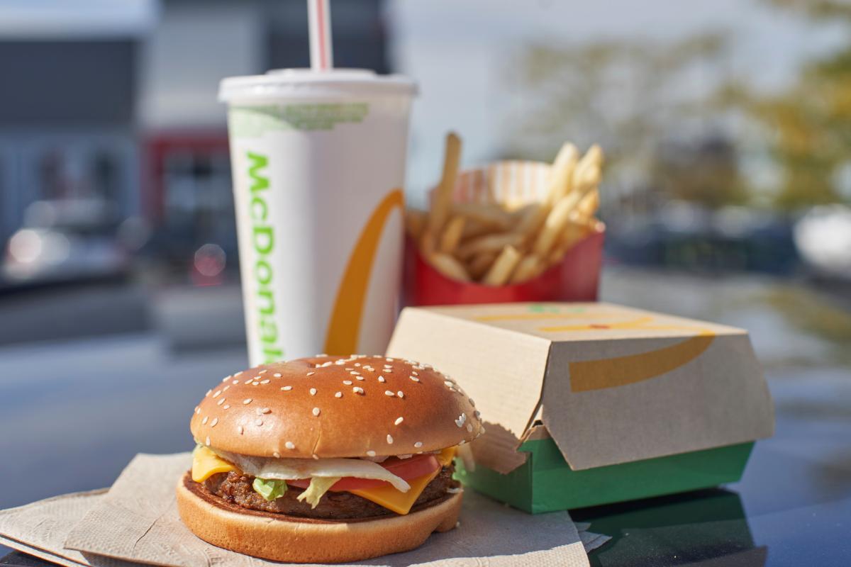 McDonald's dará hamburguesas con queso a ¢25 centavos solo por hoy - El Diario NY