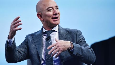 Jeff Bezos Amazon millonarios fortuna coronavirus COVID-19 Walmart