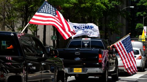 Seguidores de Trump presionan por volver a su vida cotidiana.