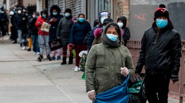 people in need line up at a food distribution center organised by New York Assembly member Catalina Cruz and World Central Kitchen in the Corona neighbourhood of Queens amid the Covid-19 pandemic on April 29, 2020 in New York City. (Photo by Johannes EISELE / AFP) (Photo by JOHANNES EISELE/AFP via Getty Images)