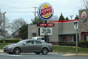 Video: Cliente "racista" cachetea a empleado de Burger King y termina despedido