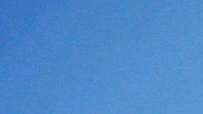 El emblemático paseo de Ocean Drive prácticamente vacío después de que ordenaran el cierre de hoteles y negocios no esenciales.