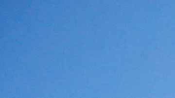 El emblemático paseo de Ocean Drive prácticamente vacío después de que ordenaran el cierre de hoteles y negocios no esenciales.