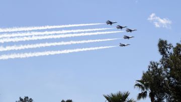El Escuadrón de Demostración Aérea Thunderbirds realizando un paso elevado en honor a los trabajadores de la salud el 11 de abril de 2020 en Las Vegas, Nevada.