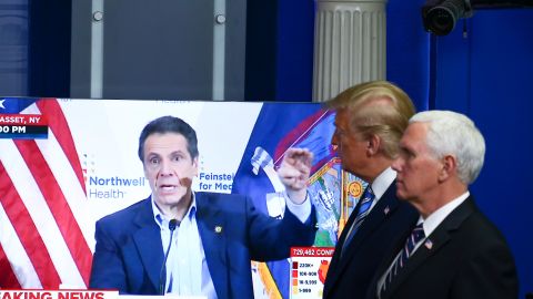 Trump y Pence miran un clip del gobernador de Nueva York, Andrew Cuomo.