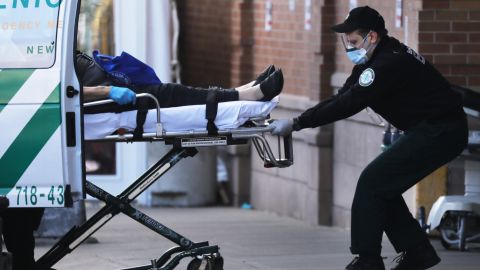 Un paciente es trasladado en el Centro Médico Maimonides de Brooklyn, Nueva York.