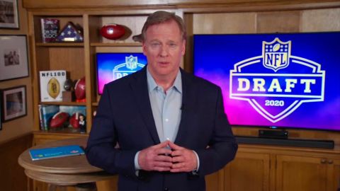 Roger Goodell encabezó la ceremonia del Draft desde el sótano de su casa.