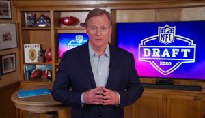 VIDEO: ¡La porra lo saluda! El comisionado de la NFL extrañó los abucheos en vivo durante el Draft