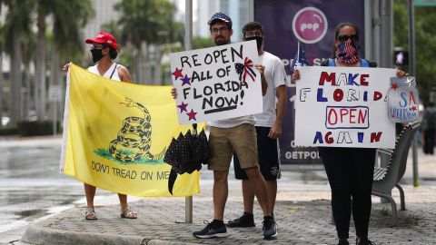 Un grupo de manifestantes frente a la Torre de la Libertad de Miami.