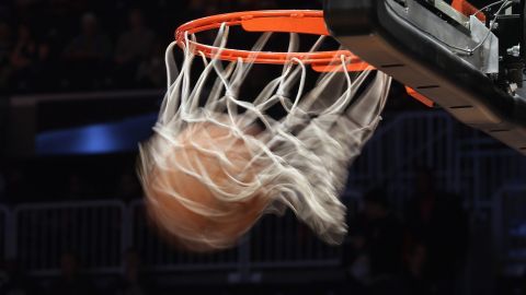 Balón de básquetbol y canasta