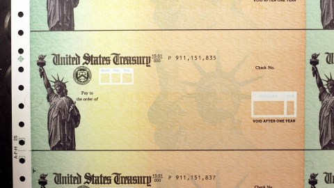 Los cheques comenzarán a llegar a mediados de mayo.