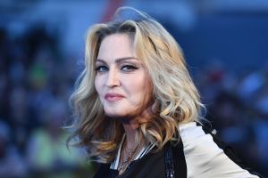 Madonna genera críticas por posar como una Virgen para la revista Vanity Fair