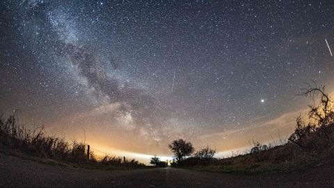 La Vía Láctea y los meteoritos de la lluvia de las Líridas en Alemania, el 20 de abril de 2018.