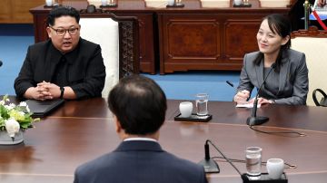 Kim Yo Jong (derecha) ya tiene mucha influencia en la política de Corea del Norte.