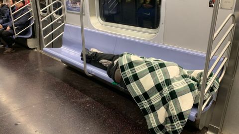 Los trabajadores que deben tomar el Subway se quejan de la cantidad de desamparados que se han tomado los vagones durante la crisis del coronavirus.