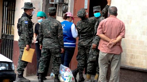 Militares hondureños entregan bolsas de comida a ciudadanos del centro de Tegucigalpa como aporte de un programa del Gobierno denominado Honduras solidaria, para ayudar a los más necesitados en la crisis por el coronavirus, este jueves 23 de abril de 2020. EFE/Gustavo Amador