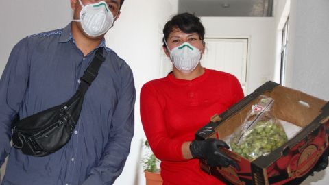 Gabriel Solano y Brecidey Robrero, parte del equipo que actualmente trabaja en la repartición de alimentos.