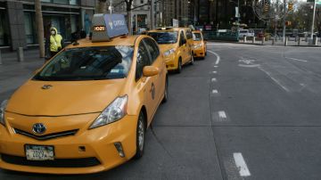 En calles de Manhattan convertidas en un "desierto", los taxistas esperan horas por un cliente. Foto: Fernando Martínez