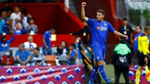 Santiago Giménez buscará el primer triunfo de Cruz Azul en la competencia.