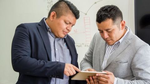 Josue Ku, CEO Techsystems (gris) y Manuel Oxte, director comercial