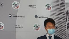 El senador José Narro y los empresarios chinos que hicieron el donativo.