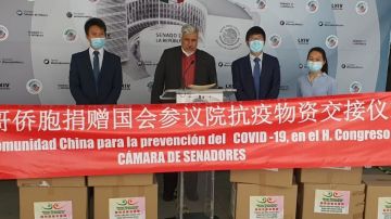 El senador José Narro y los empresarios chinos que hicieron el donativo.