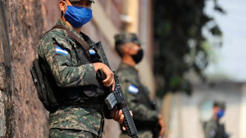 -FOTODELDÍA- AME3050. TEGUCIGALPA (HONDURAS), 16/04/2020.- Militares hondureños patrullan este jueves, un barrio marginal para brindar seguridad a la población este jueves, en Tegucigalpa (Honduras). EFE/ Gustavo Amador