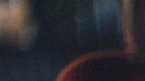 Mujer sosteniendo copa de vino- Elina Sazonova en Pexels-1850595