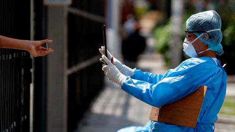Trabajadores del ministerio de Salud toman muestras a domicilio para pruebas de coronavirus en Lima.