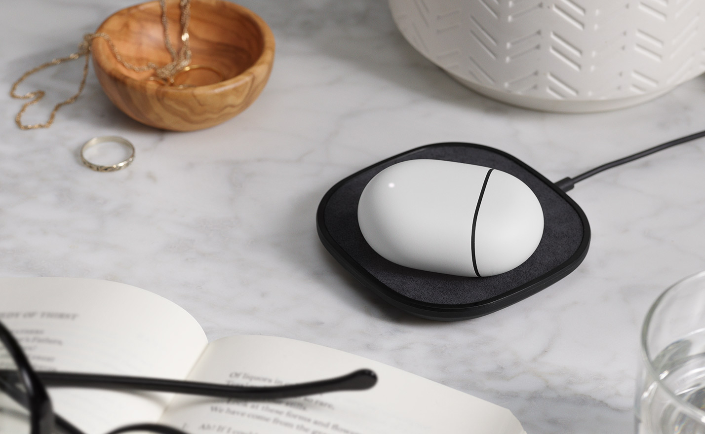 La funda de los Pixel Buds se puede cargar con un cargador wireless QI. / Foto: Google