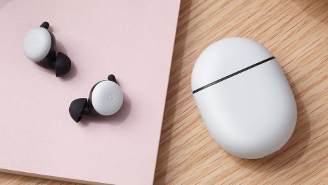 Los nuevos Google Pixel Buds y su funda se venderán primero en color blanco.