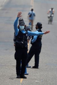 Honduras: Hombre es detenido por fracturar la mano a un agente de policía