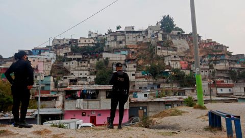 Policías patrullan durante la jornada de toque de queda en Guatemala.