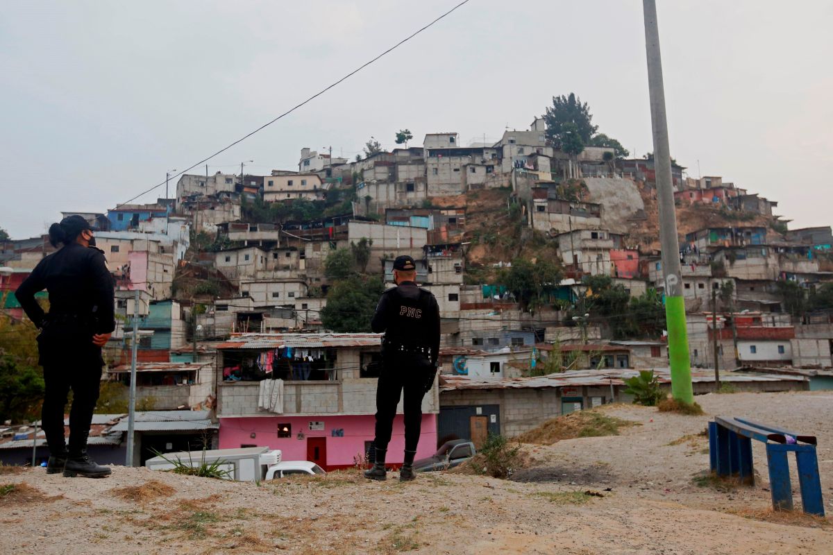 Policías patrullan durante la jornada de toque de queda en Guatemala.